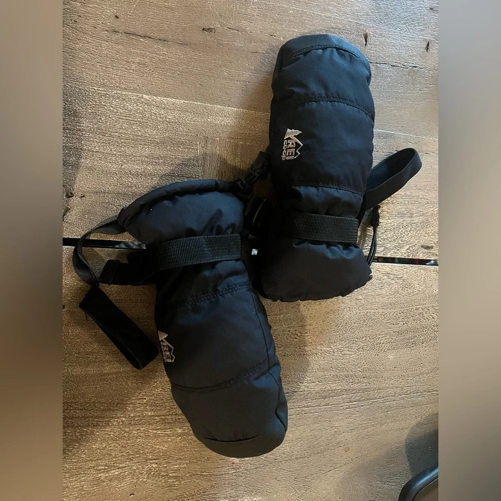 REI Kid's Snow Waterproof Gloves Black Size Small - split-finger Mitten Pull On